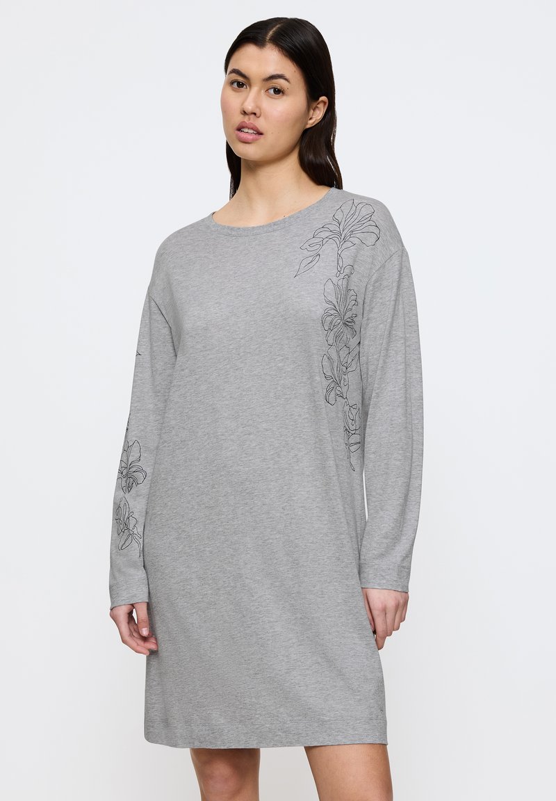 Grå långärmad klänning i mjukt tyg, med svart blommönster broderat på vänster sida, avslappnad passform och rundad halsringning.