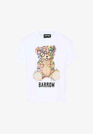 T-shirt bianca a maniche corte con un orsetto colorato realizzato con bottoni e perline, con la scritta "BARROW" stampata sotto.