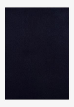 Donker marineblauwe stof met een gladde, matte textuur. Eenvormige kleurstelling, geen patronen of hardware zichtbaar. Geschikt voor verschillende textieltoepassingen.