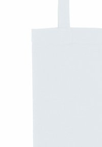 Borsa in tela bianca semplice con una maniglia superiore, fotografata su uno sfondo bianco, mostrando la parte frontale e i bordi laterali destro.