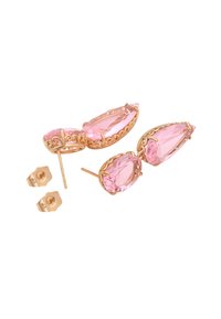 Orecchini in pietra rosa con accenti in metallo dorato. Presentano forme a goccia e rotonde, dettagli intricati sul metallo e chiusure a perno.