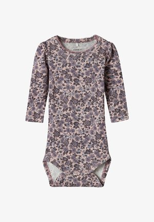 Body à manches longues floral en tissu rose doux, avec des motifs de fleurs violettes foncées et bleues, un col froncé et une fermeture à pression au bas.