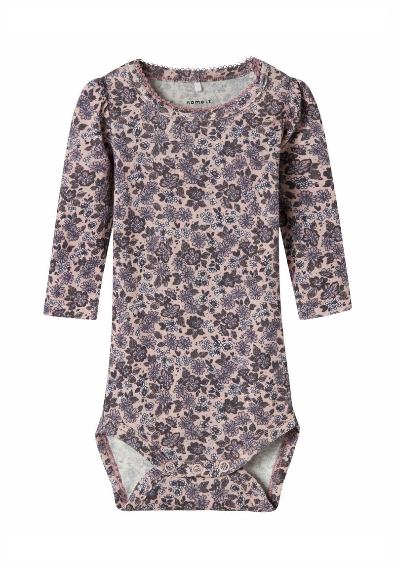 Bloemige longsleeve bodysuit in zachtroze stof, met donkere paarse en blauwe bloemenpatronen, een geplooide halslijn en drukknoopsluiting aan de onderkant.