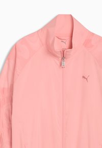 Ροζ ελαφρύ μπουφάν με όρθιο γιακά, κλείσιμο με φερμουάρ και διακριτικό κυματιστό μοτίβο στα μανίκια. Διαθέτει λογότυπο Puma σε σκουρότερη απόχρωση.