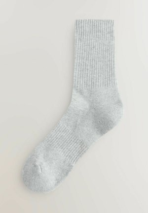 Lichtgrijze sok met ribbelstructuur, kniehoogte, verstevigde teen en hiel, zacht materiaal, geschikt voor casual wear.