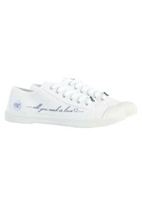 Sneakers bianchi in tela con cuciture blu, con il testo "tutto ciò di cui hai bisogno è amore" sul lato e un design classico con lacci.