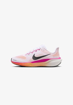 Zapatilla de running blanca con parte superior de malla, acentos en rosa y naranja, logo del swoosh negro, suela de goma y media suela acolchada para mayor confort.