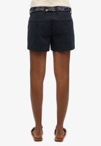 Shorts in cotone blu navy con una cintura a motivo paisley, dotati di due tasche posteriori e una linea dritta.
