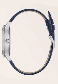 Silberfarbene Uhr mit rechteckigem Gehäuse, navyblauem Lederarmband und glatter Innenstruktur, ausgestattet mit einem einfachen Schnallenverschluss.