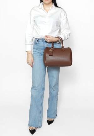 Borsa a mano in pelle marrone con design strutturato, manici superiori e dettagli in metallo dorato. Superficie testurizzata e dettaglio portachiavi removibile.