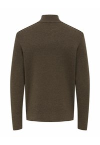 Donkerbruine trui met een hoge kraag, lange mouwen en een gestructureerde stof. Eenvoudig ontwerp zonder zichtbare patronen of accenten.