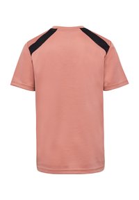 Kort mouwtje stoffig roze sportshirt met zwarte schouderpanelen, gezien van achteren, gemaakt van ademende stof.