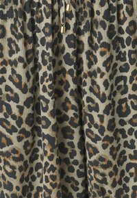 Tkanina s printom leopard u nijansama bež, smeđe i crne boje; s teksturiranom površinom i vezicom sa metalnim detaljima.