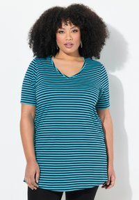 Top de manga corta con cuello en V, que presenta rayas horizontales azules y negras. Tejido suave con un corte relajado, que se extiende por debajo de las caderas.