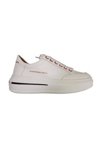 Hvide lædersneakers med en afrundet form, diskret syninger, rose guld øjer og en sort stribe på sålen. Branding på siden.