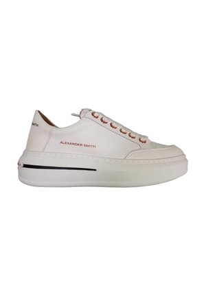 Sneaker in pelle bianca con forma arrotondata, cuciture sottili, occhielli in oro rosa e una striscia nera sulla suola. Marchio sul lato.