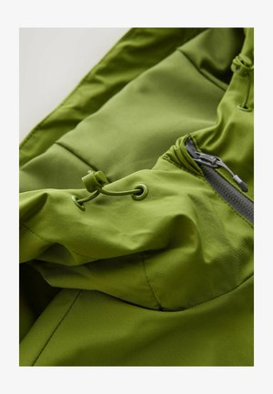 Giacca outdoor verde con tessuto liscio e strutturato, dotata di coulisse regolabili e tasca con cerniera per una conservazione sicura.