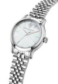 Orologio in metallo argentato con cassa rotonda, quadrante in madreperla, lancette argentate e bracciale a maglie. Presenta il logo del marchio sul quadrante.