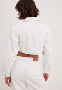 NA-KD BAUCHFREIE - Jeansjacka - white