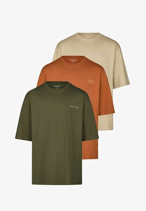 Drie t-shirts met korte mouwen opgestapeld. Kleuren: olijfgroen, roestoranje en lichtbeige. Katoenen materiaal met een ronde hals en minimale logo's.