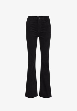 Melni platuma džinsi, izgatavoti no denima, ar augstu jostasvietu, piecām kabatām un pogu aizdari. Visa virsma ir gluda.