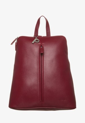 Sac à dos en cuir rouge avec une finition texturée, doté d'une poche zippée à l'avant et de poignées supérieures. Comprend un logo argenté en accent.