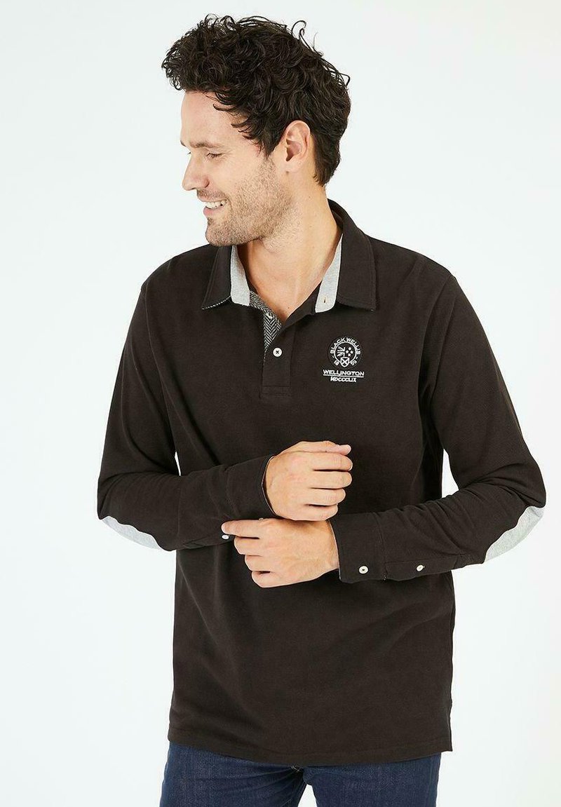 Polo à manches longues en coton marron foncé, avec un col et des poignets gris. Logo sur le devant, avec des accents de bouton.
