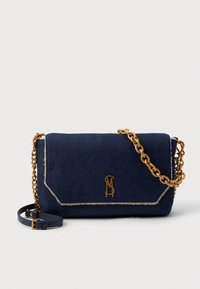 Tengerészkék farmer anyagú kézitáska arany színű láncpánttal, elől elválasztója és logóval. Kontrasztos varrással és levehető vállpánttal rendelkezik.