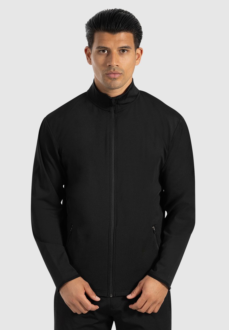 Zwarte zip-up jas met een hoge kraag, lange mouwen en twee zijzakken. De stof heeft een gladde textuur en een nauwsluitend ontwerp.