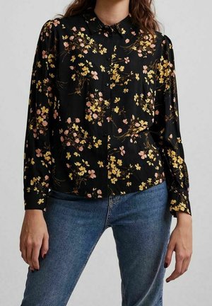Blouse florale noire à manches longues, ornée de motifs de fleurs roses et jaunes, avec un devant à boutons et un col classique. Texture de tissu lisse.
