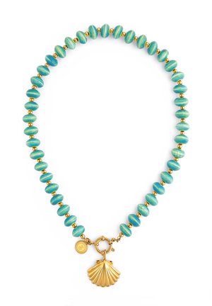 Collar de cuentas ovaladas turquesas con cuentas separadoras doradas, un colgante de concha de vieira dorada y una placa redonda dorada cerca del cierre.