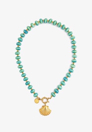 Collar de cuentas ovaladas turquesas con cuentas separadoras doradas, un colgante de concha de vieira dorada y una placa redonda dorada cerca del cierre.