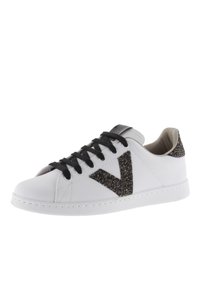 Vit sneaker med svarta snören, med en glittrande svart accentlogotyp. Slät läderöverdel och gummisula. Rundad tå och vadderad krage.