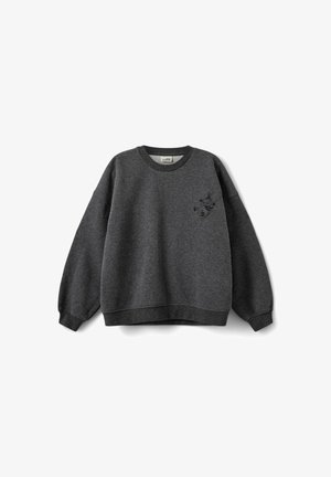 Sweat-shirt gris foncé col rond à manches longues avec un petit personnage de dessin animé noir brodé sur la poitrine gauche.