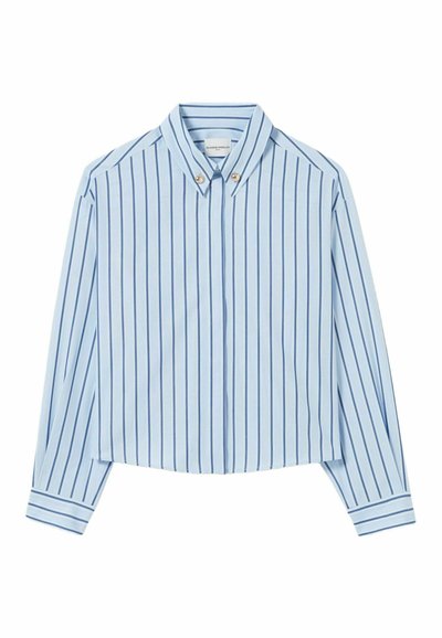 Camisa azul recortada con rayas verticales blancas, cuello abotonado y mangas largas. Presenta dos botones en el cuello y una textura suave.