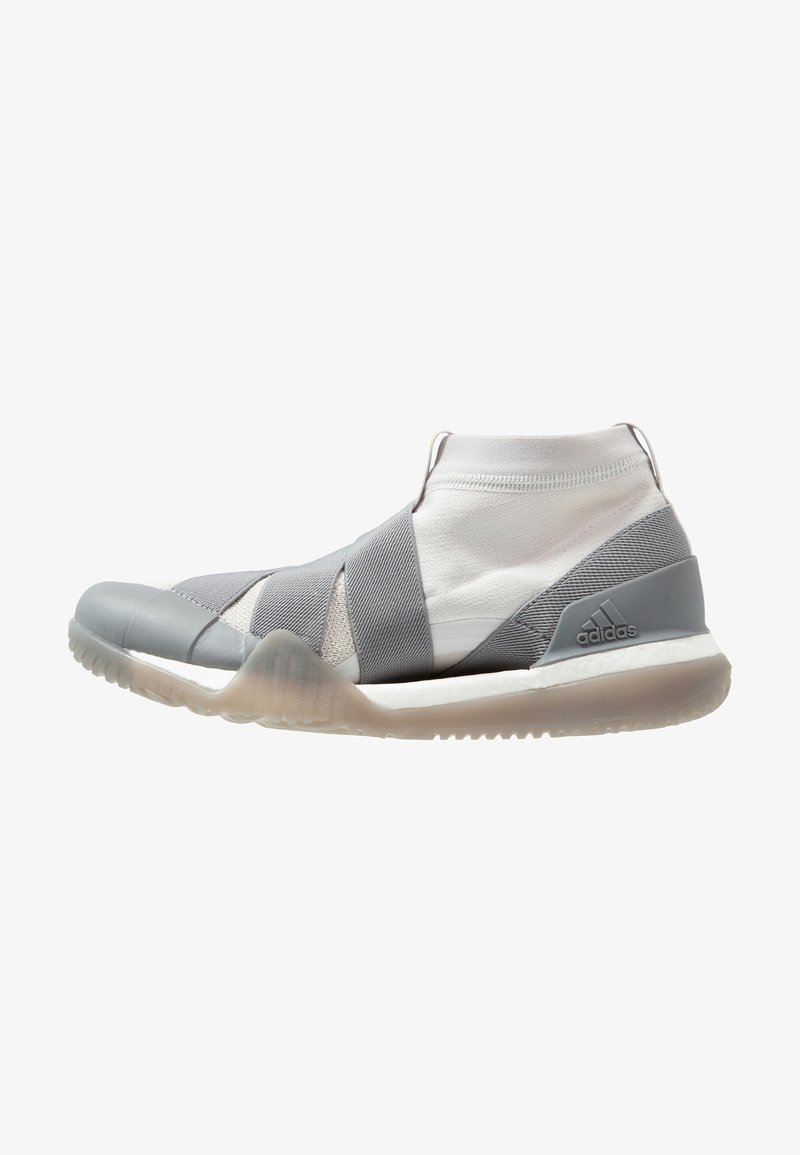 Baskets Adidas gris clair et blanc à enfiler avec des brides croisées élastiques, un col de cheville type chaussette et une semelle en caoutchouc translucide.