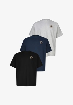 Trys paprasti trumpomis rankovėmis marškinėliai juodos, tamsiai mėlynos ir pilkos spalvų, kiekviename viršutinėje kairėje krūtinės pusėje yra mažas auksinis siuvinėtas herbas.