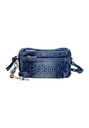 Niebieska jeansowa torba na ramię z dwoma zamykanymi na zamek przegrodami i plecionym brelokiem do kluczy, z haftowanym logo "Desigual" na przodzie.