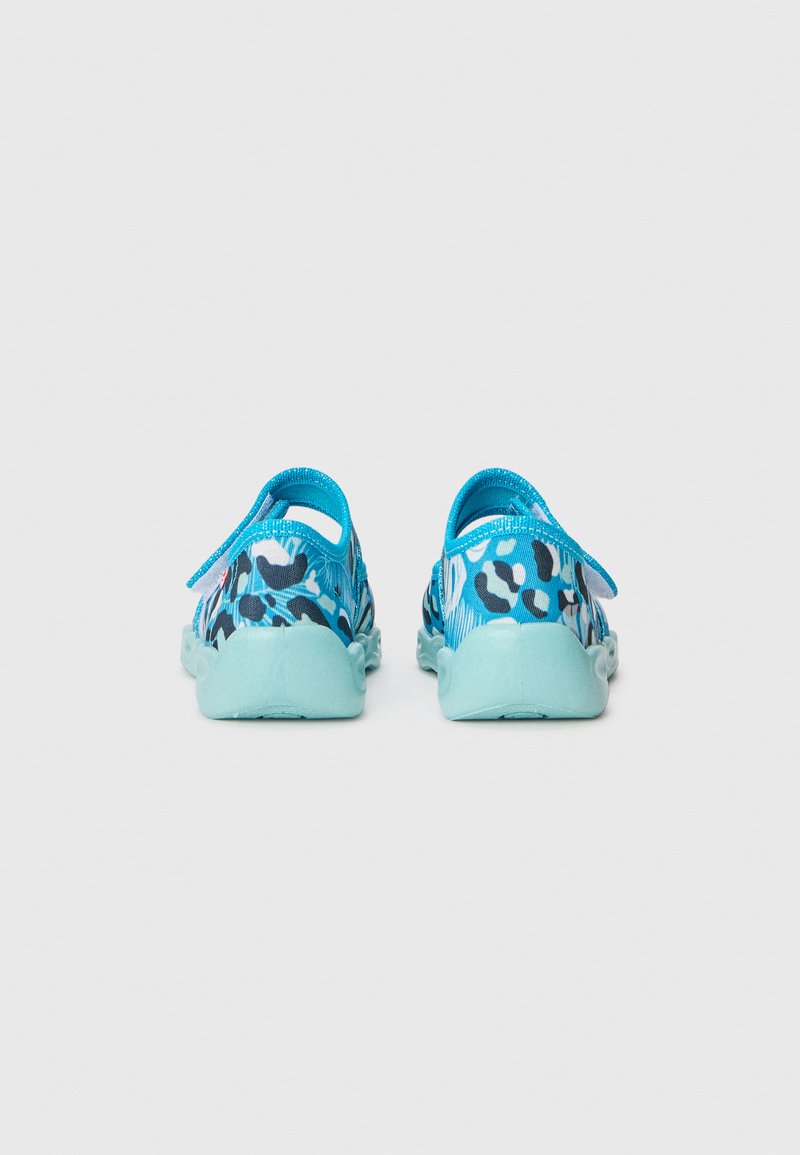 Blaue und türkisfarbene Clogs mit einem Leopardenmuster. Hergestellt aus leichtem Material mit einer strukturierten Sohle und verstellbarem Riemen.