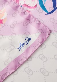 Foulard in seta rosa con motivi floreali e logo, finitura satinata e bordo cucito rosa, accompagnato da un delicato motivo a marchio.