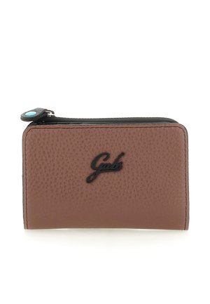 Portafoglio in pelle texturizzata marrone con zip nera e bottone turchese sulla linguetta, con logo "Gabs" nero sul fronte.