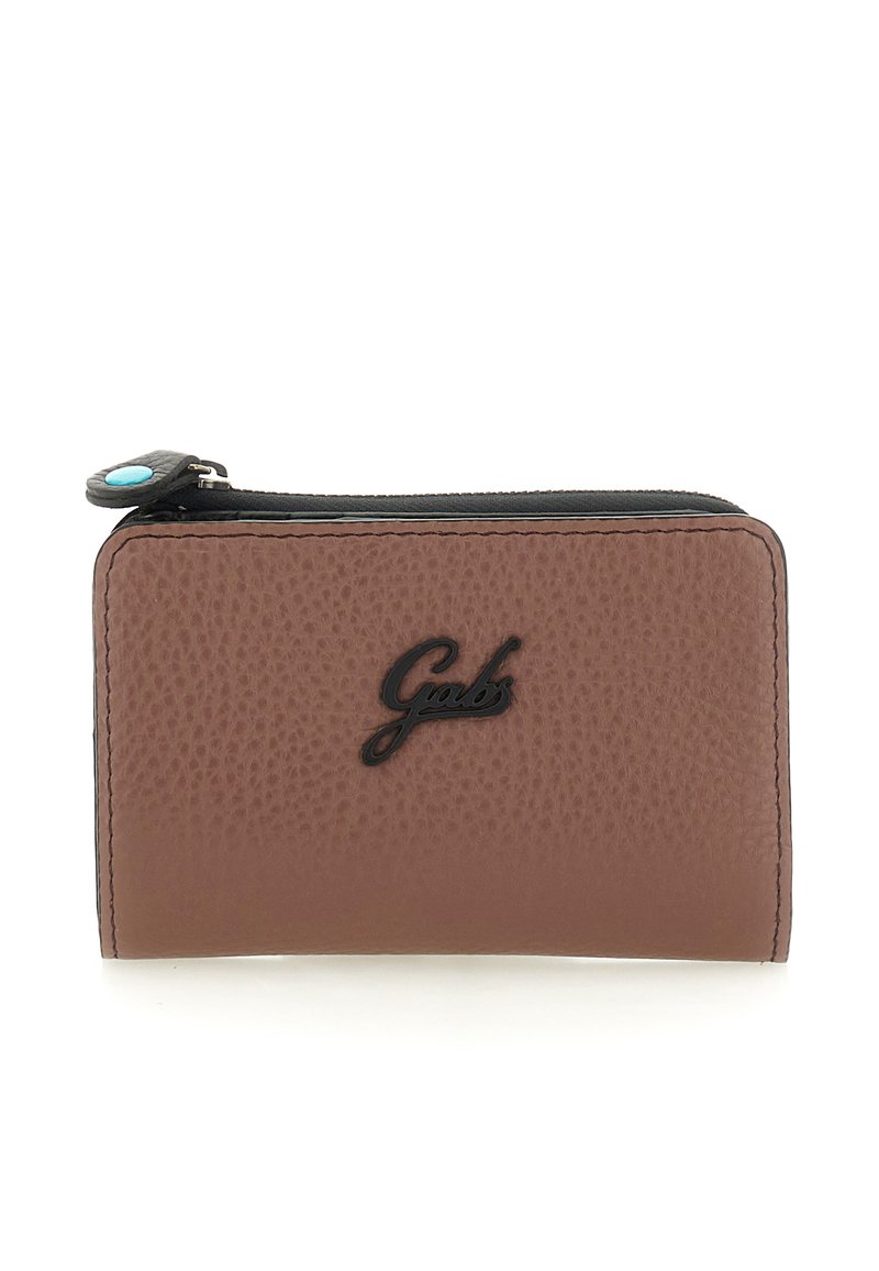 Portafoglio in pelle texturizzata marrone con zip nera e bottone turchese sulla linguetta, con logo "Gabs" nero sul fronte.