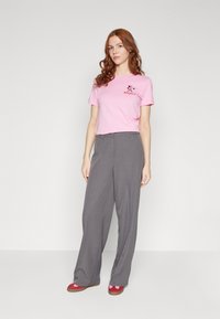 ONLY ONLKITA LIFE HEART TOP BOX - Marškinėliai su spaudiniu - begonia/pink