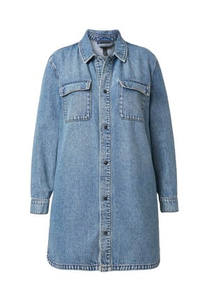 Abito camicia in denim di colore azzurro chiaro, con chiusura a bottoni, due tasche sul petto e maniche lunghe con polsini abbottonati.