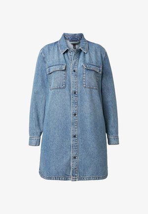Sukienka koszulowa z denimu w jasnoniebieskim kolorze, z zapięciem na guziki, dwiema kieszeniami na piersiach oraz długimi rękawami z guzikami przy mankietach.