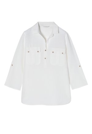 Witte blouse met een kraag, driekwart mouwen en twee voorzakken. Kenmerkt zich door ronde knopen en een zachte, gladde textuur.