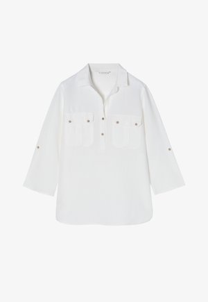 Hvid bluse med krave, trekvartærmer og to frontlommer. Har runde knapper og en blød, glat tekstur.