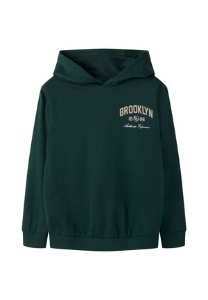 Sweat à capuche vert foncé avec manches longues et "Brooklyn 1986 Authentic Expression" imprimé en beige sur la poitrine gauche.