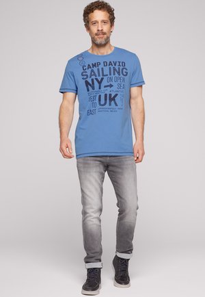 Camp David RUNDHALS MIT ARTWORK - T-shirt con stampa - sky blue