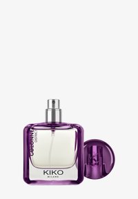Fioletowa szklana buteleczka perfum w kwadratowym kształcie, srebrny atomizer, przezroczysta ciecz i zaokrąglona nakrętka z logo. Etykieta brzmi "KIKO MILANO."
